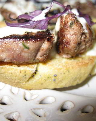 Брускетты с печенью кролика и винным соусом на кукурузном хлебе