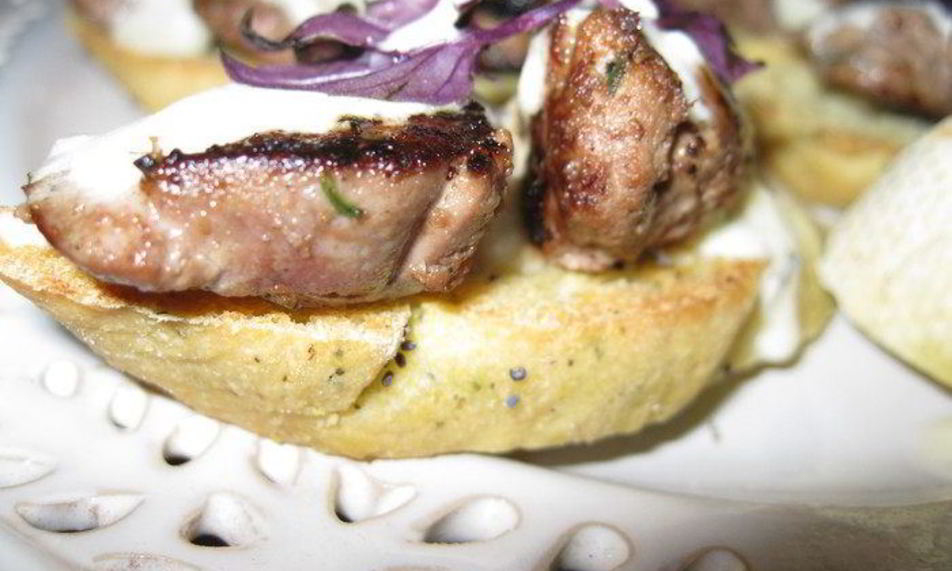 Рецепт брускетт с печенью кролика и винным соусом на кукурузном хлебе