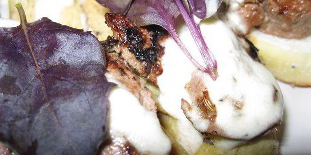 брускетты с печенью кролика и винным соусом на кукурузном хлебе