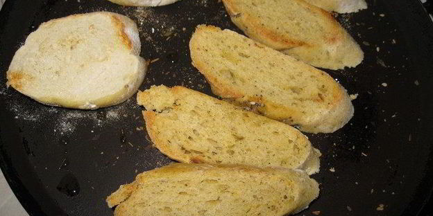 брускетты с печенью кролика и винным соусом на кукурузном хлебе