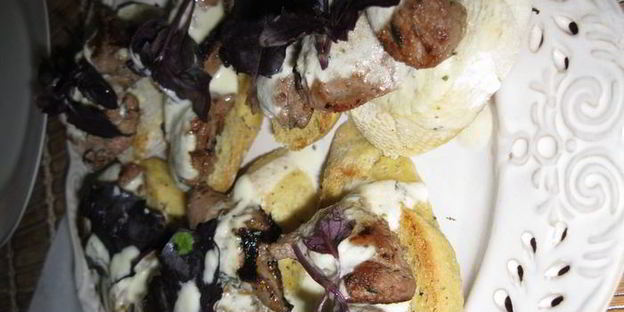 брускетты с печенью кролика и винным соусом на кукурузном хлебе