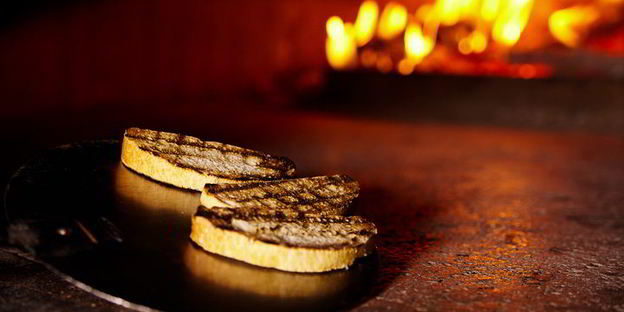 брускетты с рикоттой и клубникой