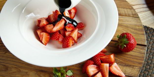 брускетты с рикоттой и клубникой