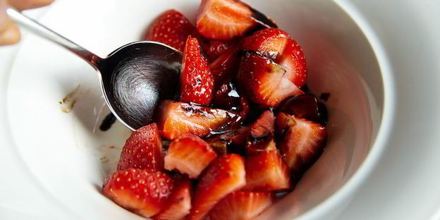 брускетты с рикоттой и клубникой