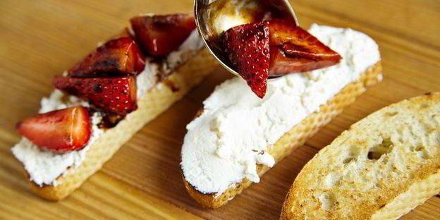 брускетты с рикоттой и клубникой