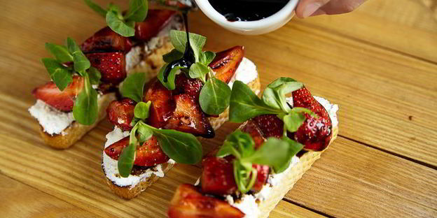 брускетты с рикоттой и клубникой