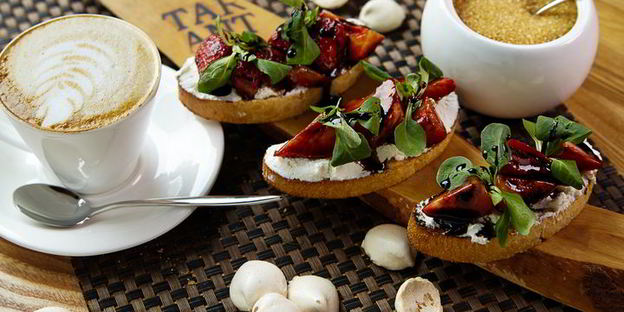 брускетты с рикоттой и клубникой