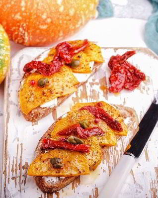 Брускетты с запеченной тыквой и вялеными томатами