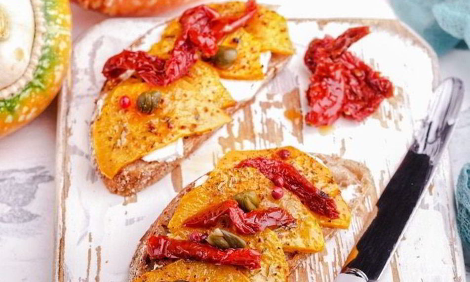 Рецепт брускетт с запеченной тыквой и вялеными томатами