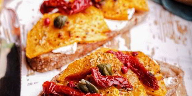 брускетты с запеченной тыквой и вялеными томатами