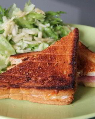 Бутерброд с салатом из зеленого яблока к завтраку