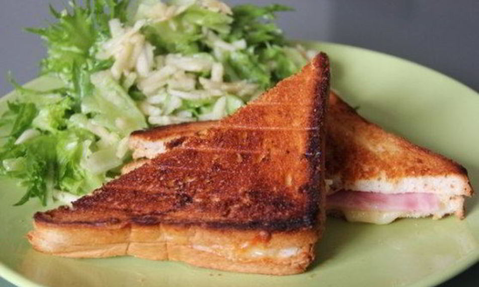 Рецепт бутерброда с салатом из зеленого яблока к завтраку