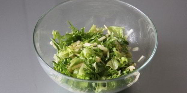 бутерброд с салатом из зеленого яблока к завтраку