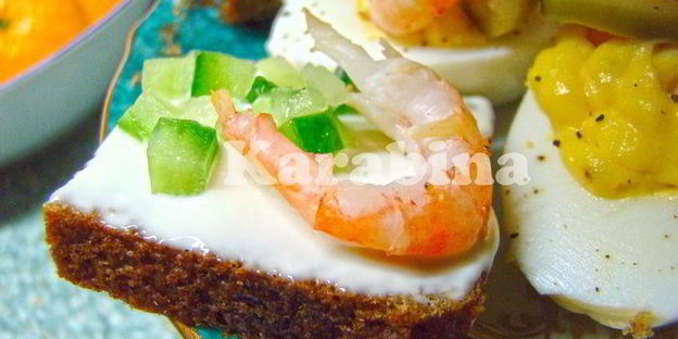 бутерброды с яйцом и креветками