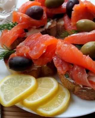 Чесночная брускетта с форелью и шпинатом