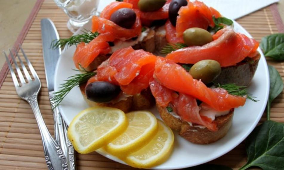 Рецепт чесночной брускетты с форелью и шпинатом