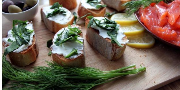 чесночная брускетта с форелью и шпинатом