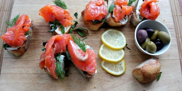 чесночная брускетта с форелью и шпинатом