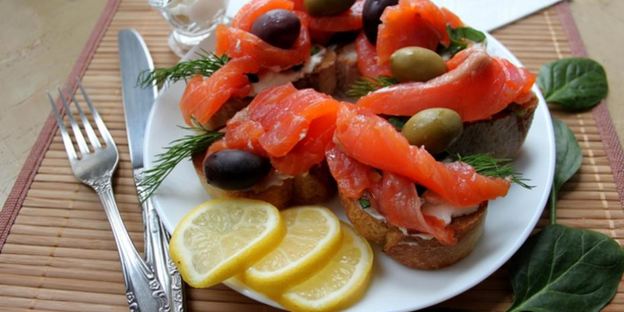 чесночная брускетта с форелью и шпинатом