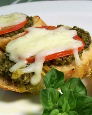 Горячие бутерброды с песто, моцареллой и помидорами