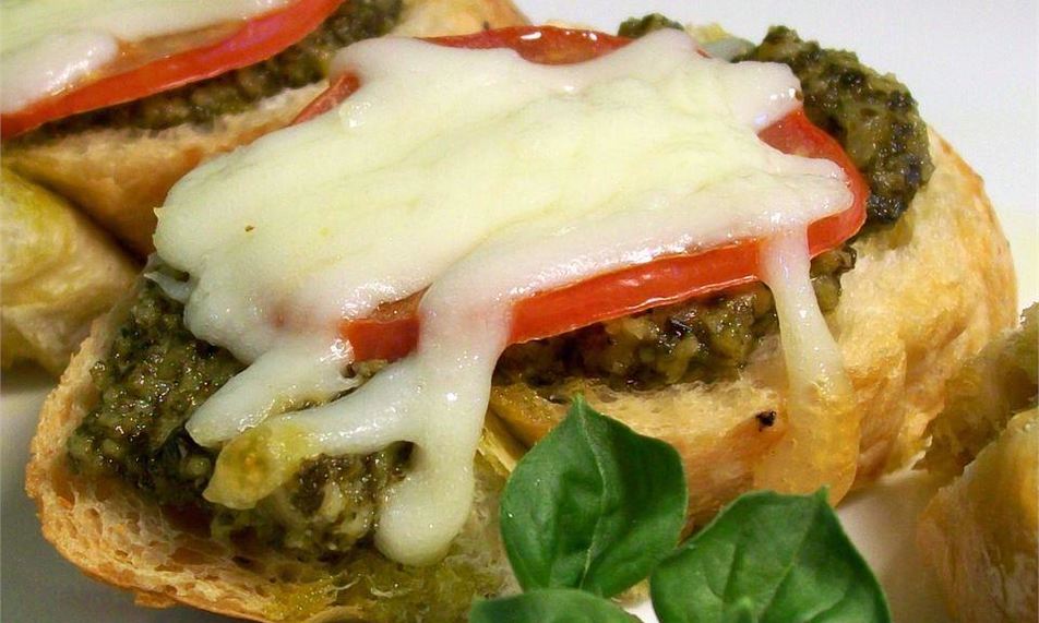 Рецепт горячих бутербродов с песто, моцареллой и помидорами