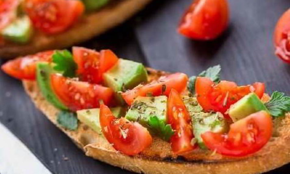Рецепт итальянской брускетты с помидорами и авокадо