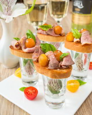 Мини-брускетты с уткой и карамелизированными яблоками