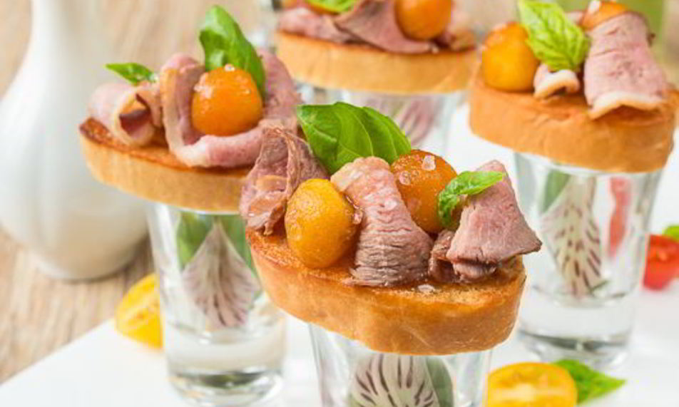 Рецепт мини-брускетт с уткой и карамелизированными яблоками