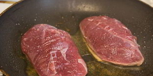 мини-брускетты с уткой и карамелизированными яблоками