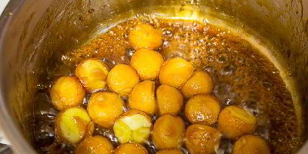 мини-брускетты с уткой и карамелизированными яблоками