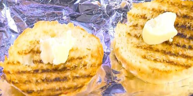 сладкая брускетта с рикоттой и клубникой