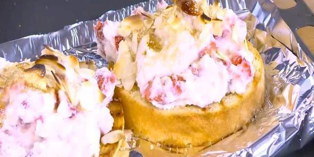 сладкая брускетта с рикоттой и клубникой