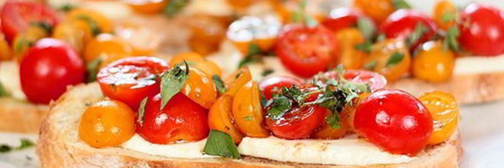 Теплая брускетта с помидорами и сыром