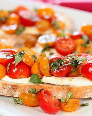 Теплая брускетта с помидорами и сыром