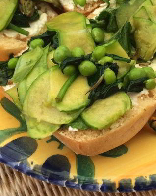 Весенняя брускетта с козьим сыром, зеленым горошком, спаржей и цукини мини