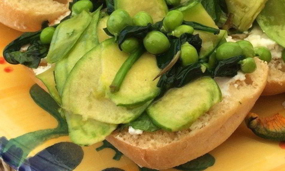 Рецепт весенней брускетты с козьим сыром, зеленым горошком, спаржей и цукини мини