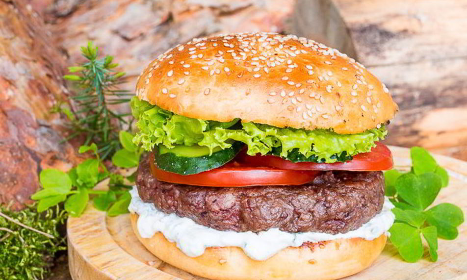 Рецепт бургера-гриля с говяжьей котлетой и соусом дзадзики