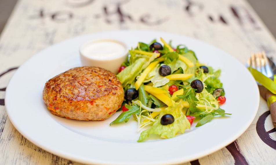 Рецепт бургера из индейки с зеленым салатом и фермерской сметаной