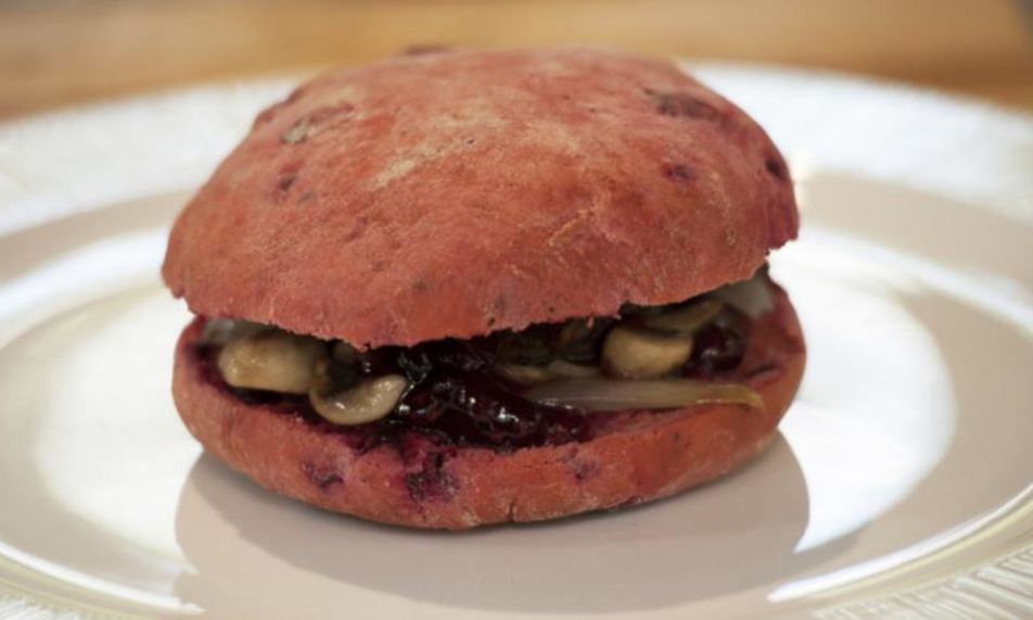 Рецепт бургера с говядиной и чатни из красной смородины