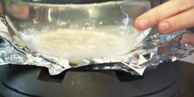 бургер с говядиной и чатни из красной смородины