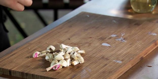 бургер с говядиной и чатни из красной смородины