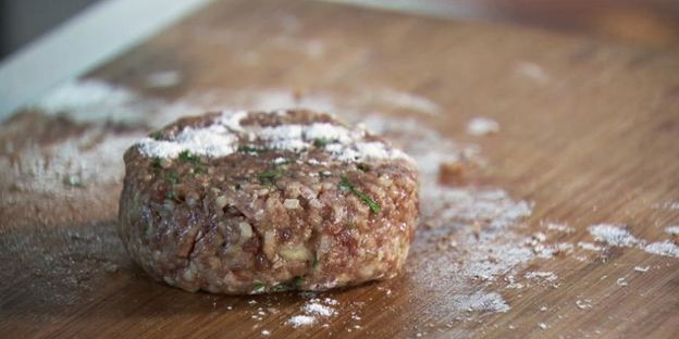 бургер с говядиной и чатни из красной смородины