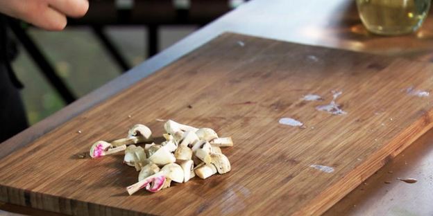 бургер с говядиной и чатни из красной смородины