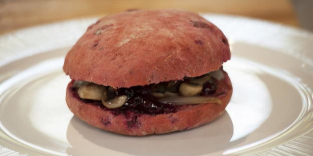 бургер с говядиной и чатни из красной смородины