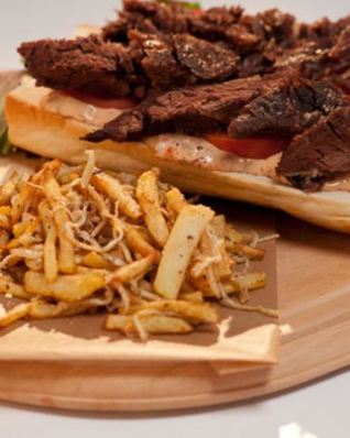 Бургер с говяжьей грудинкой и овощами фри