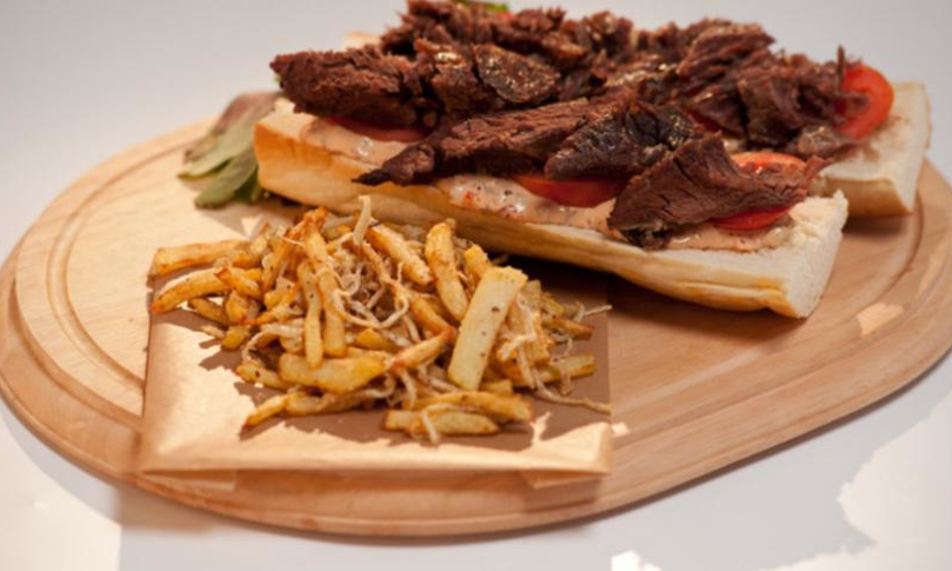 Рецепт бургера с говяжьей грудинкой и овощами фри