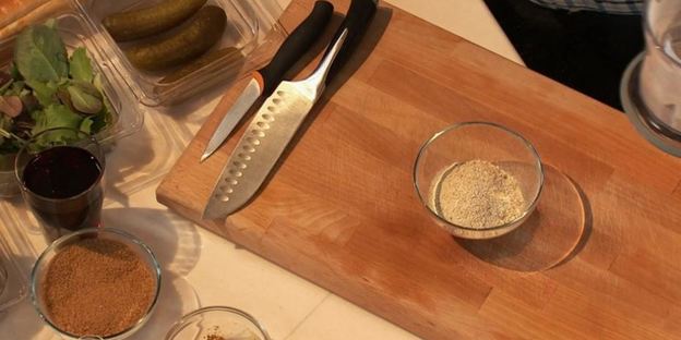 бургер с говяжьей грудинкой и овощами фри