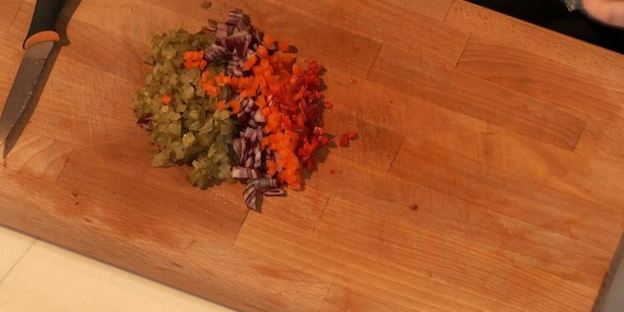 бургер с говяжьей грудинкой и овощами фри