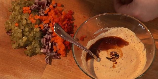 бургер с говяжьей грудинкой и овощами фри