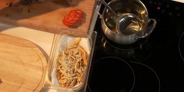 бургер с говяжьей грудинкой и овощами фри